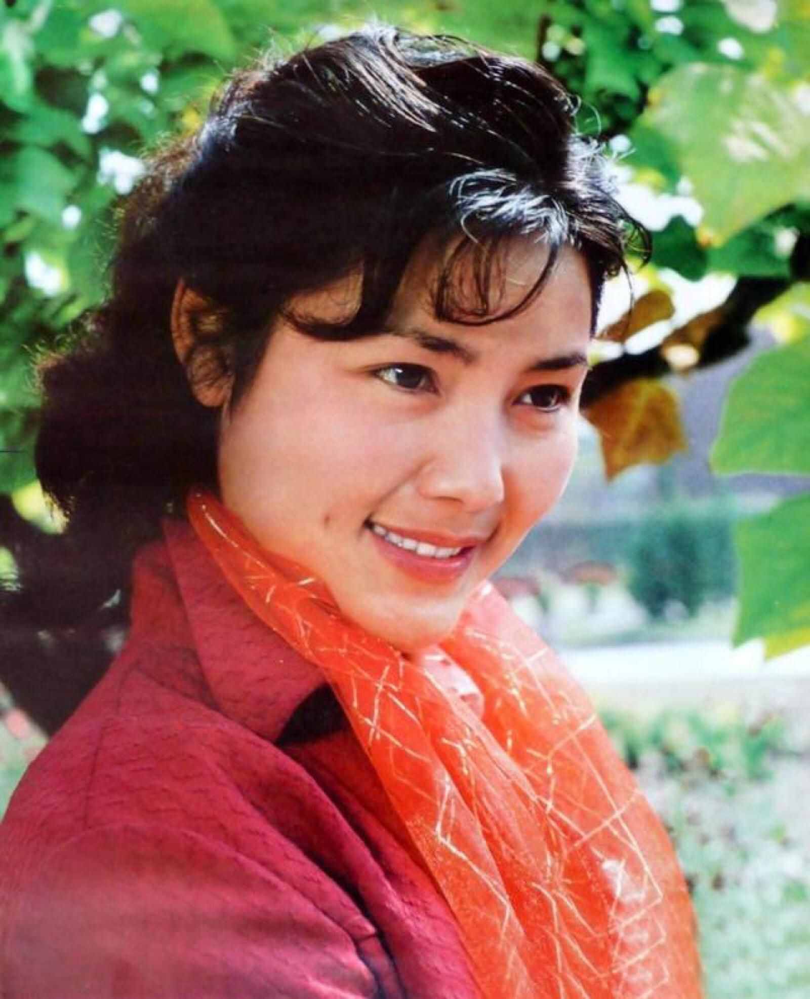 66岁姜黎黎：凭《红牡丹》大火，曾身患肿瘤，今幸福得让人眼红