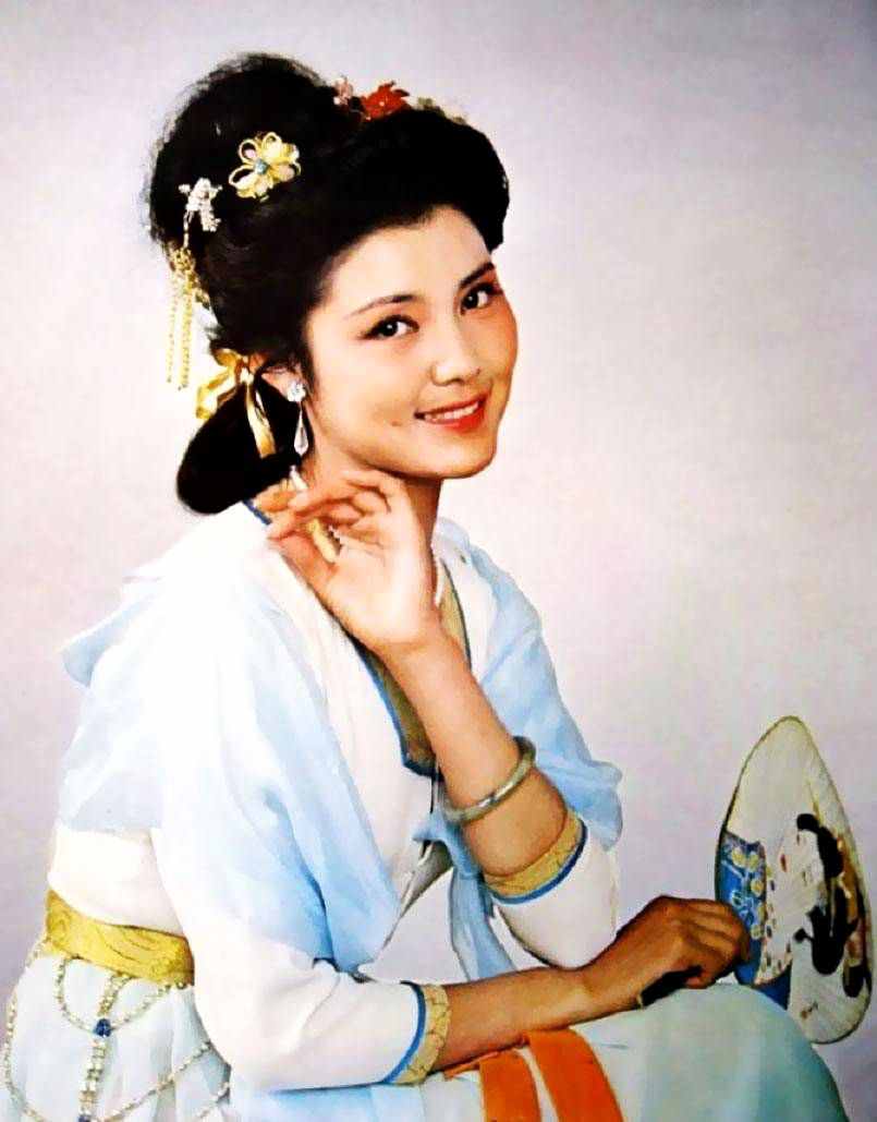 66岁姜黎黎：凭《红牡丹》大火，曾身患肿瘤，今幸福得让人眼红