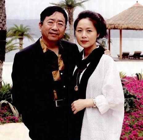 和发妻离婚，3个月后娶小16岁的娇妻，前妻的话让余秋雨无地自容