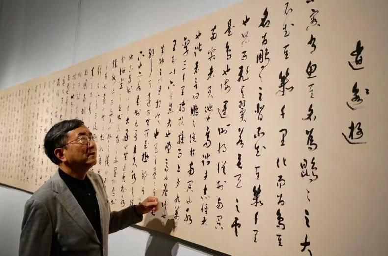 和发妻离婚，3个月后娶小16岁的娇妻，前妻的话让余秋雨无地自容