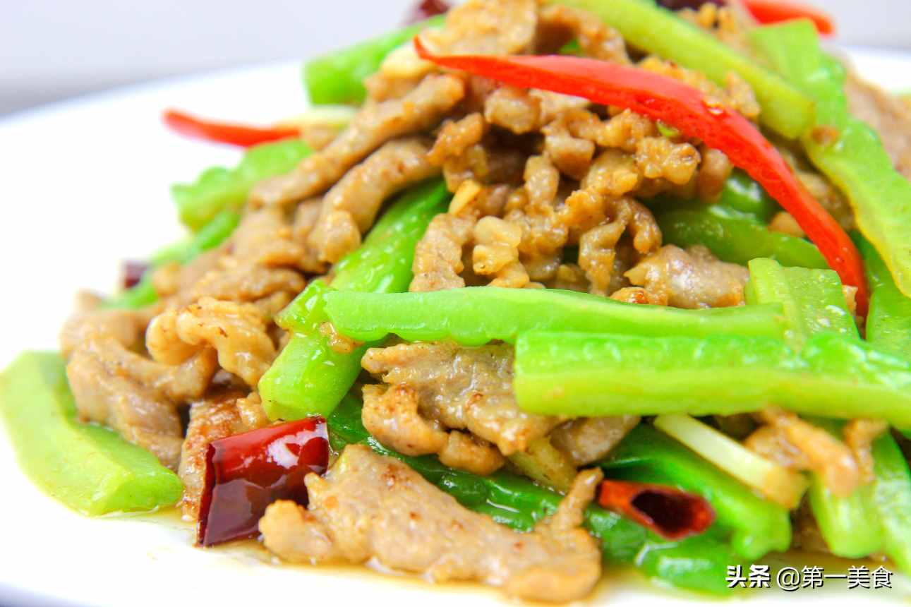 大厨诀窍，这样炒苦瓜肉丝，苦瓜不苦肉丝不柴，色泽翠绿很开胃