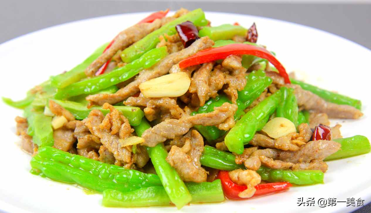 大厨诀窍，这样炒苦瓜肉丝，苦瓜不苦肉丝不柴，色泽翠绿很开胃