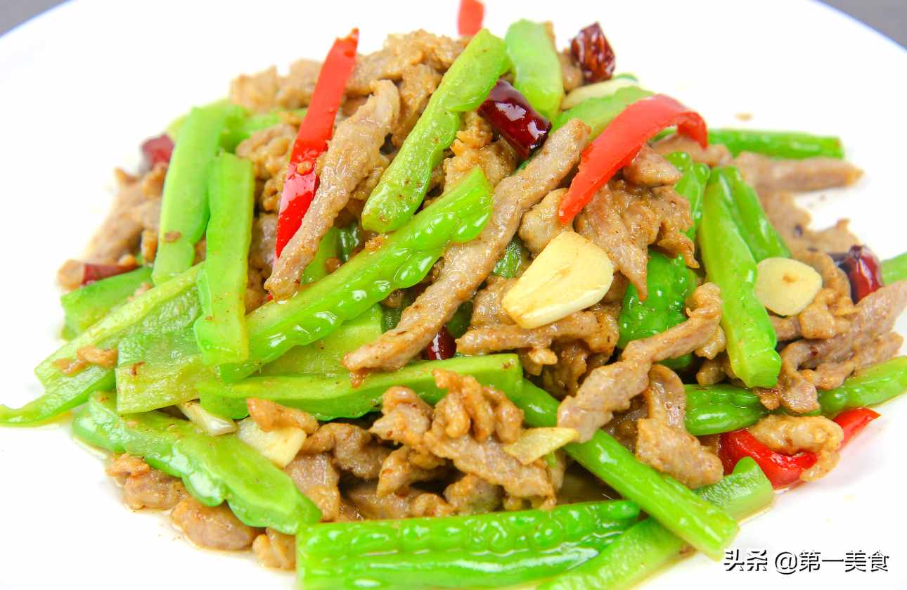 大厨诀窍，这样炒苦瓜肉丝，苦瓜不苦肉丝不柴，色泽翠绿很开胃