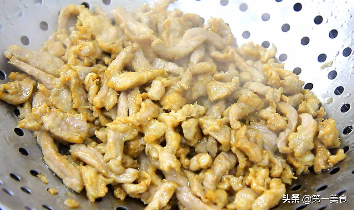 大厨诀窍，这样炒苦瓜肉丝，苦瓜不苦肉丝不柴，色泽翠绿很开胃