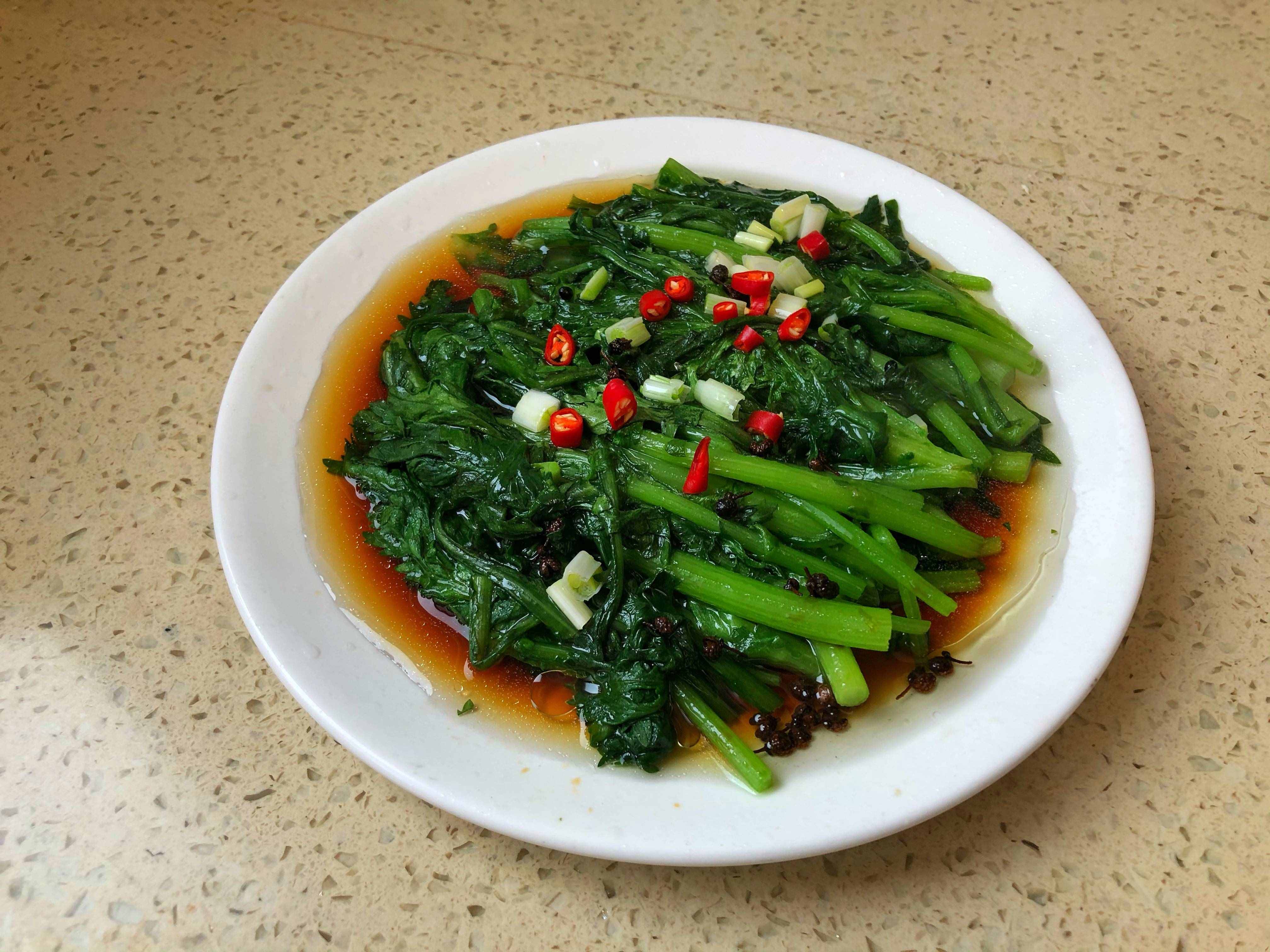 爸爸拿手的茼蒿做法，5分钟做1盘，脆嫩清甜，家人抢着吃