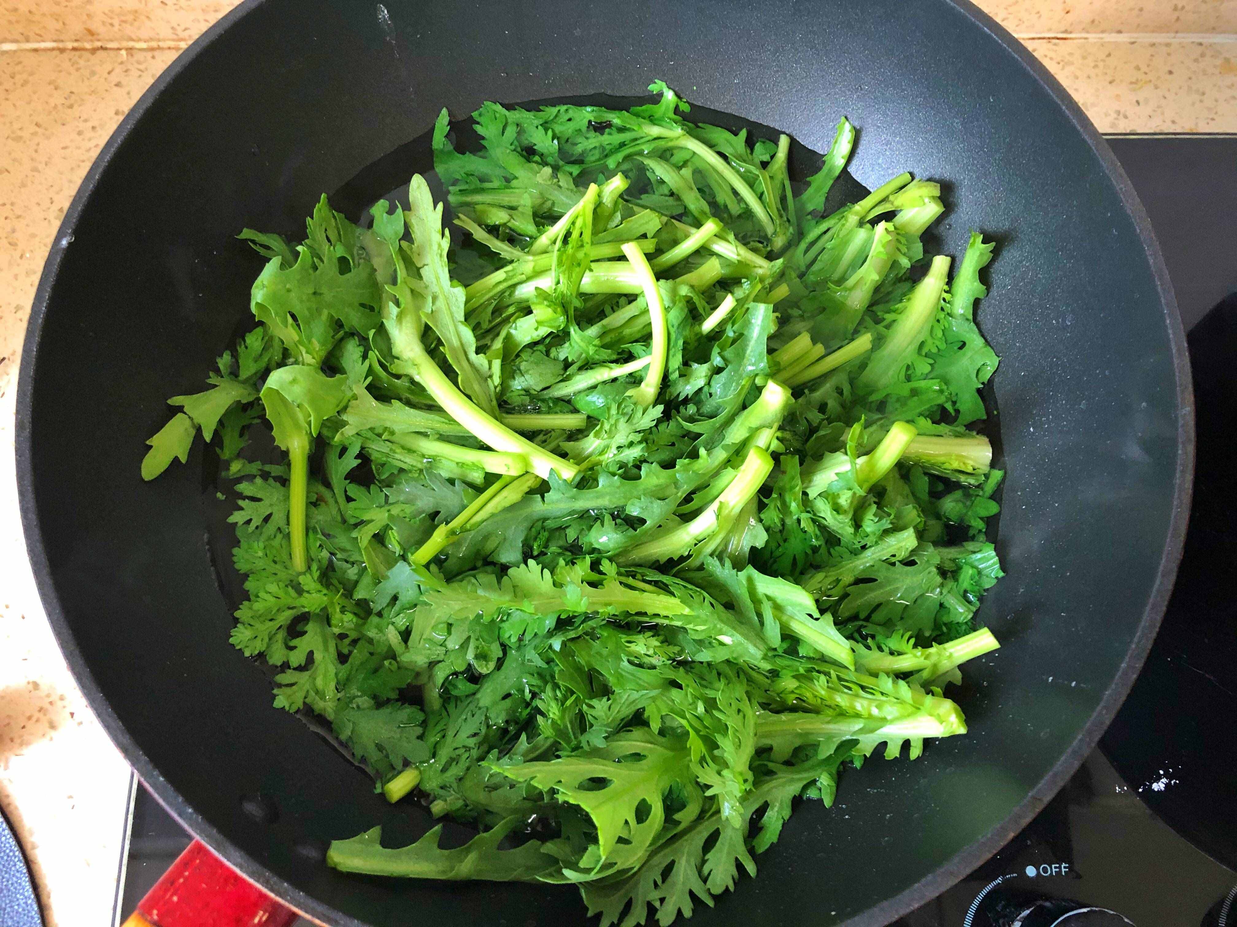 爸爸拿手的茼蒿做法，5分钟做1盘，脆嫩清甜，家人抢着吃