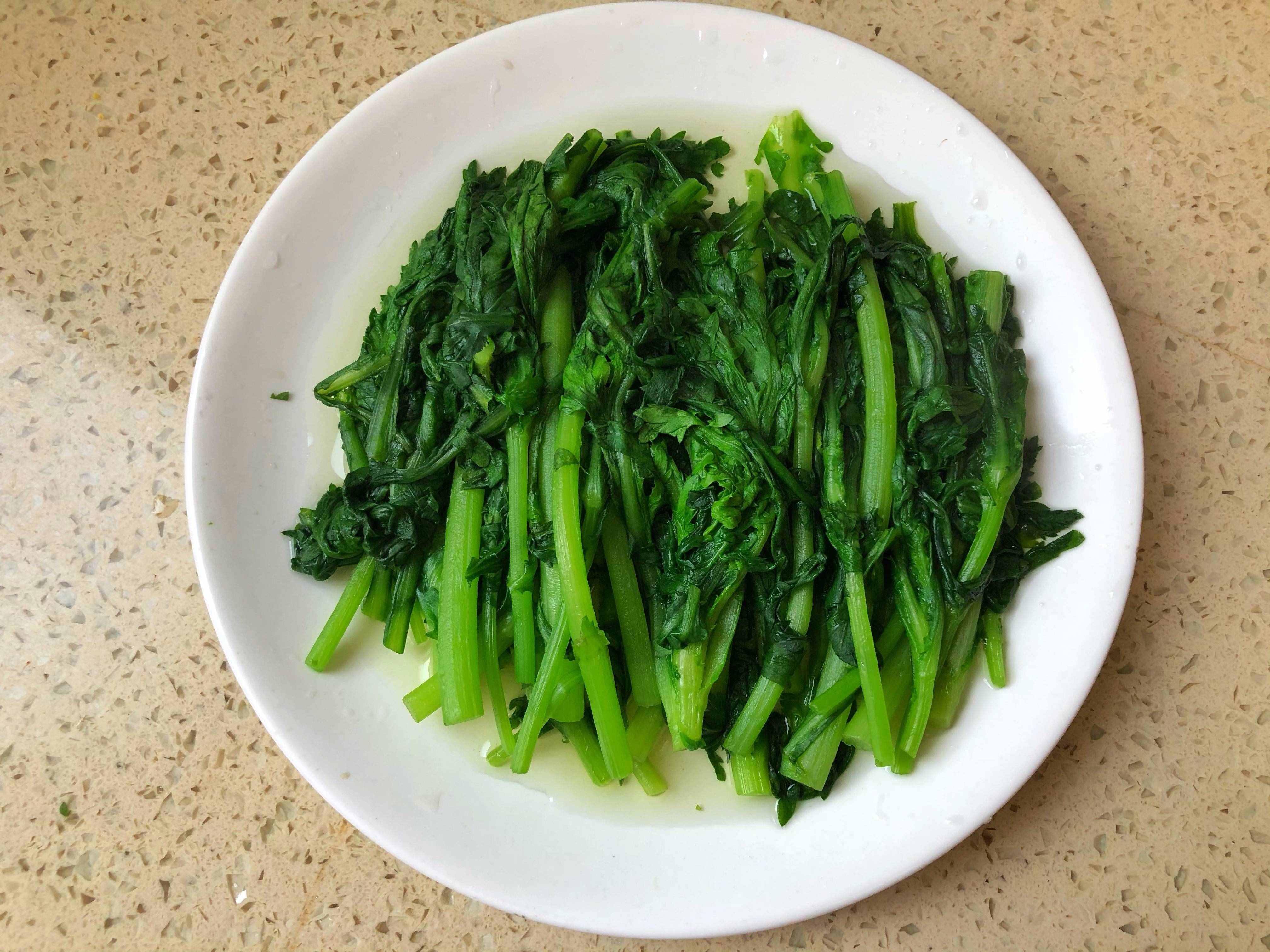 爸爸拿手的茼蒿做法，5分钟做1盘，脆嫩清甜，家人抢着吃