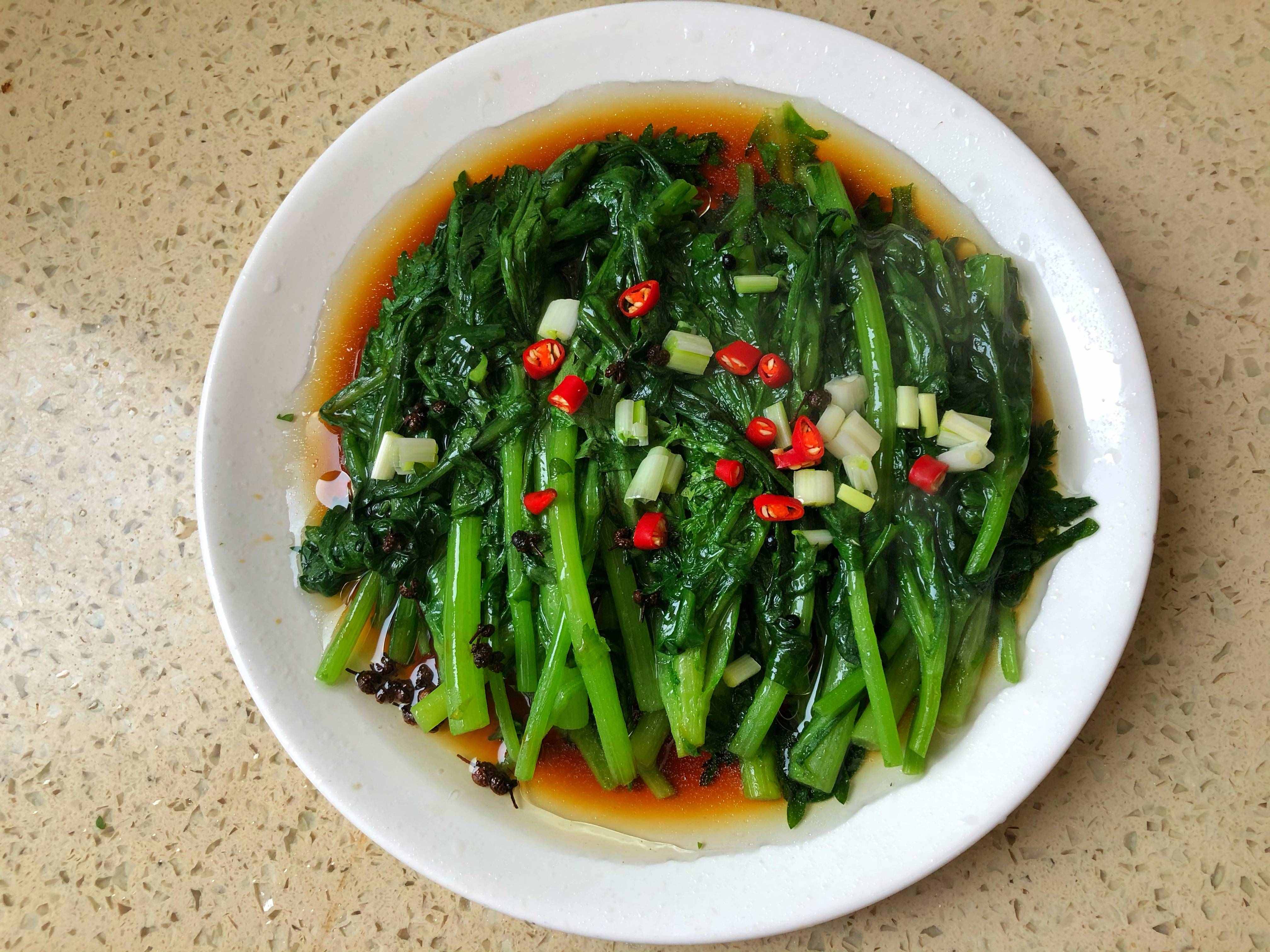 爸爸拿手的茼蒿做法，5分钟做1盘，脆嫩清甜，家人抢着吃