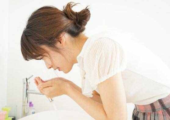 长期用细盐水洗脸，会让皮肤得到怎样的改善？现在知道还不算晚