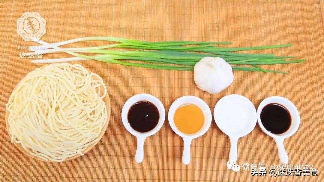 蒜香十足超美味的干拌面，只用最简单的调料，5分钟就能上桌