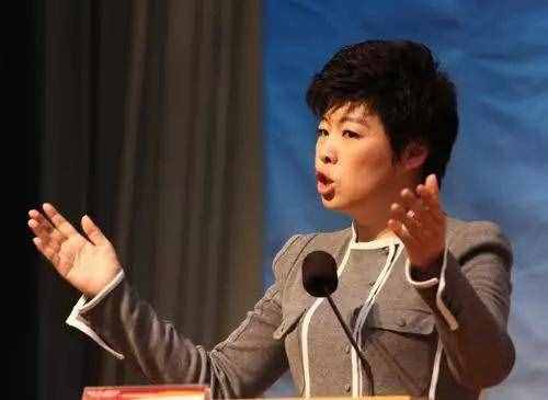 7天讲座确立国学大师形象，到被北大学子哄下台，于丹怎么了？