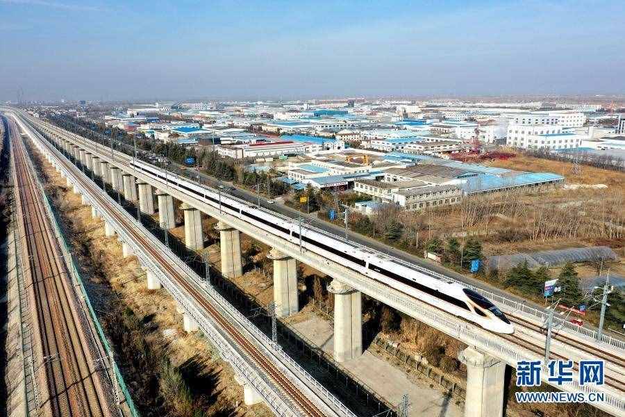 打通最长一“横”我国“八纵八横”高铁网加密成型