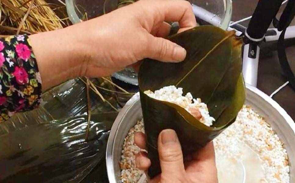 教你粽子的详细做法，慢动作，简单好看还煮不散，比买的好吃