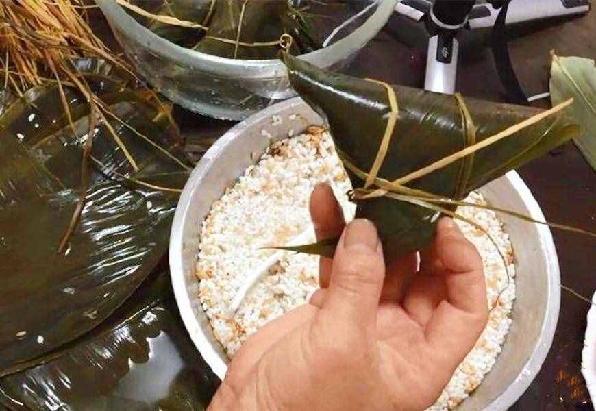 教你粽子的详细做法，慢动作，简单好看还煮不散，比买的好吃
