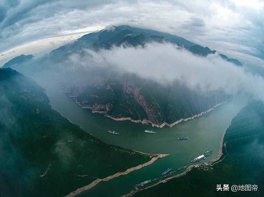 三峡大坝高185米，过往船只是如何翻越大坝的？