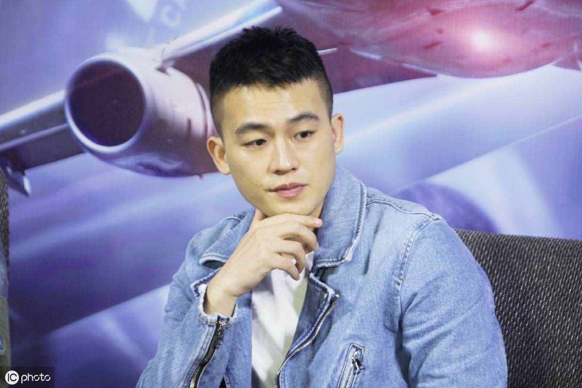 “圆脸”男生剪什么发型比较好看？建议按这4个方法剪，效果不错