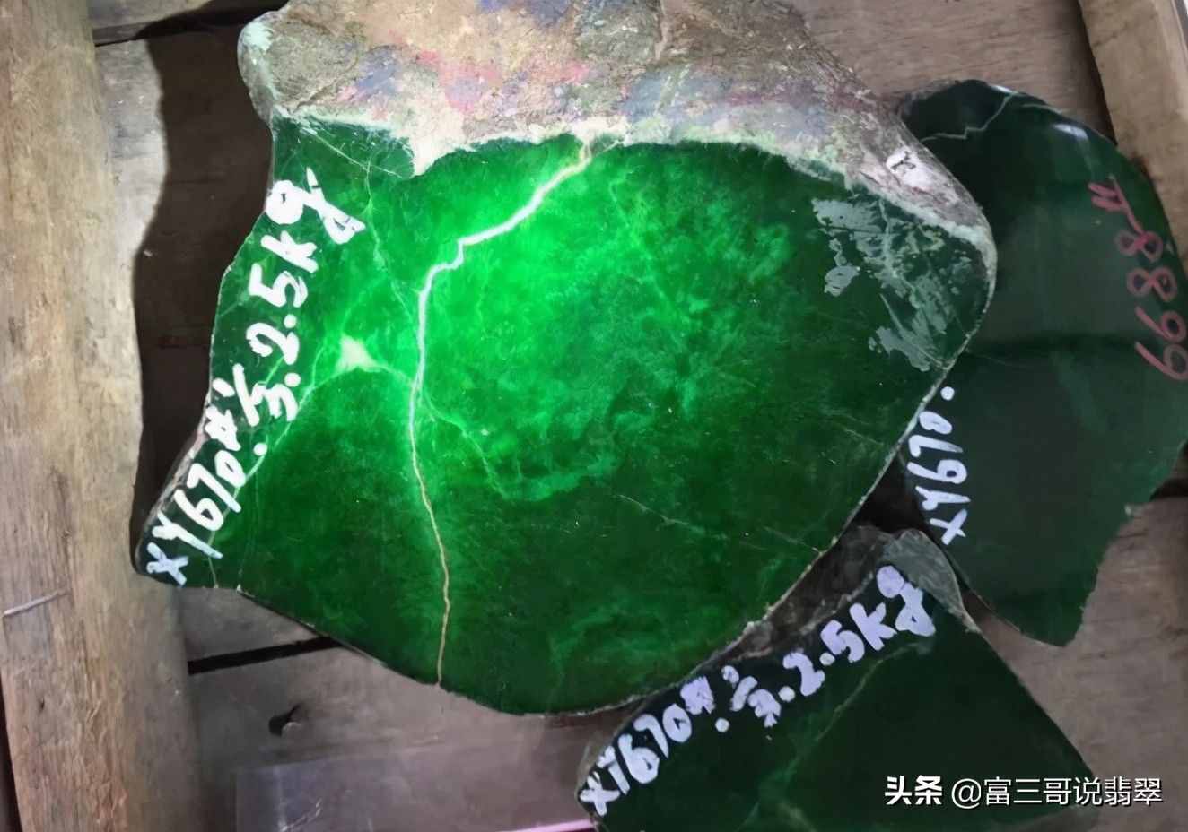 行家揭秘直播赌石背后的猫腻，别以为说你切涨就真的会涨