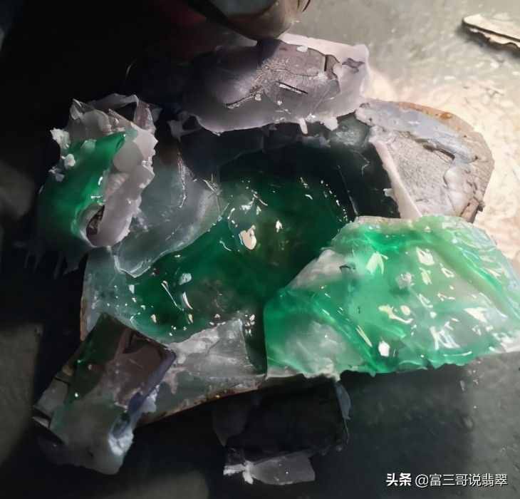 行家揭秘直播赌石背后的猫腻，别以为说你切涨就真的会涨