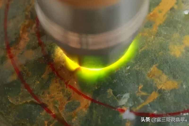 行家揭秘直播赌石背后的猫腻，别以为说你切涨就真的会涨