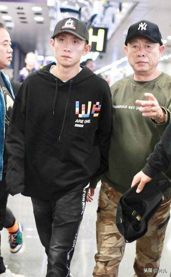 张一山罕见与父亲同框，爸爸机场化身保镖，场面感人
