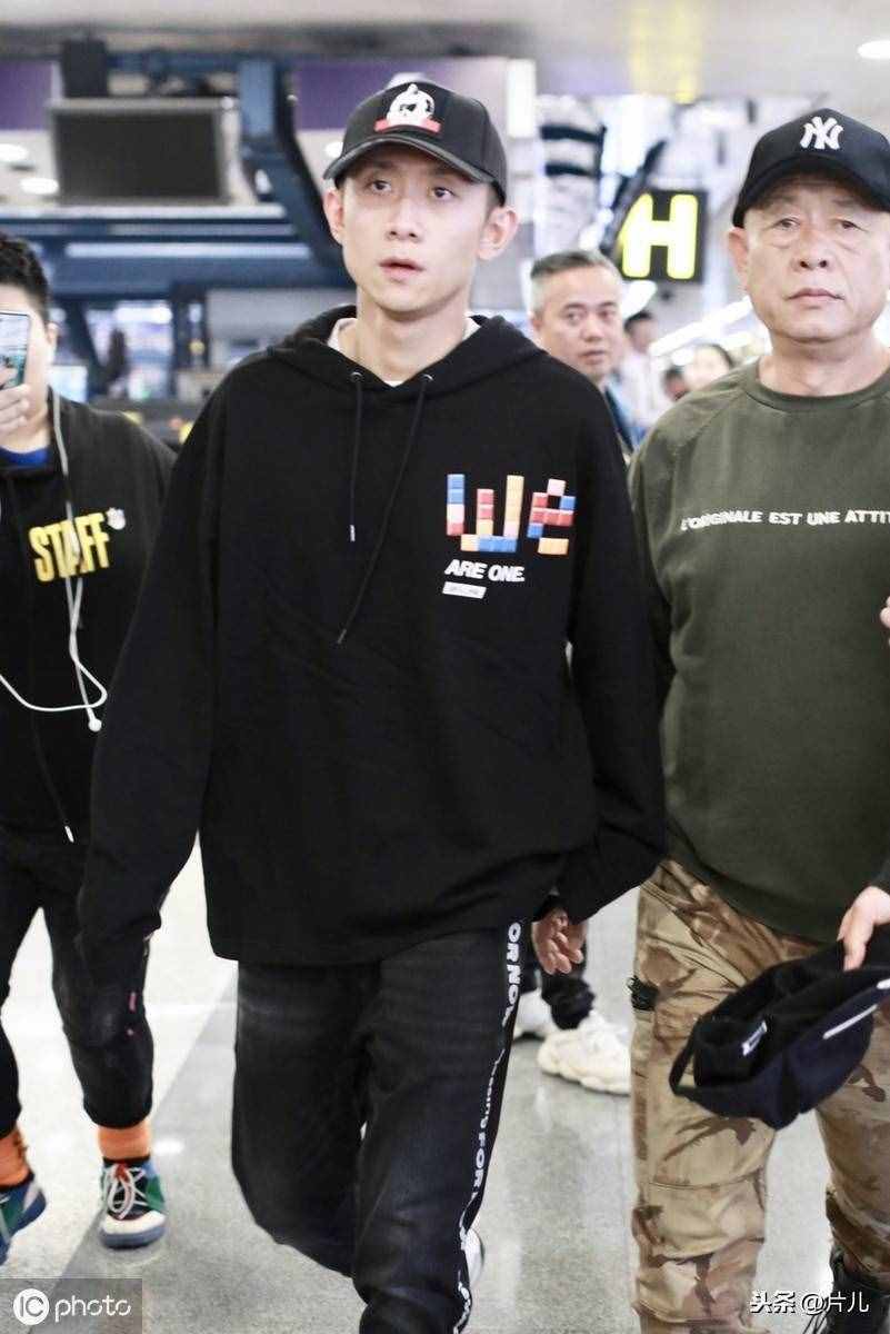 张一山罕见与父亲同框，爸爸机场化身保镖，场面感人