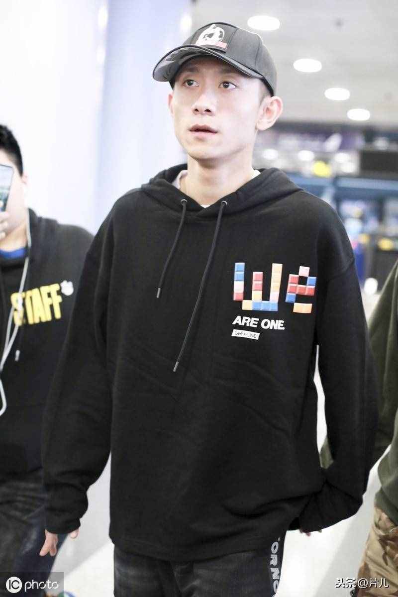 张一山罕见与父亲同框，爸爸机场化身保镖，场面感人