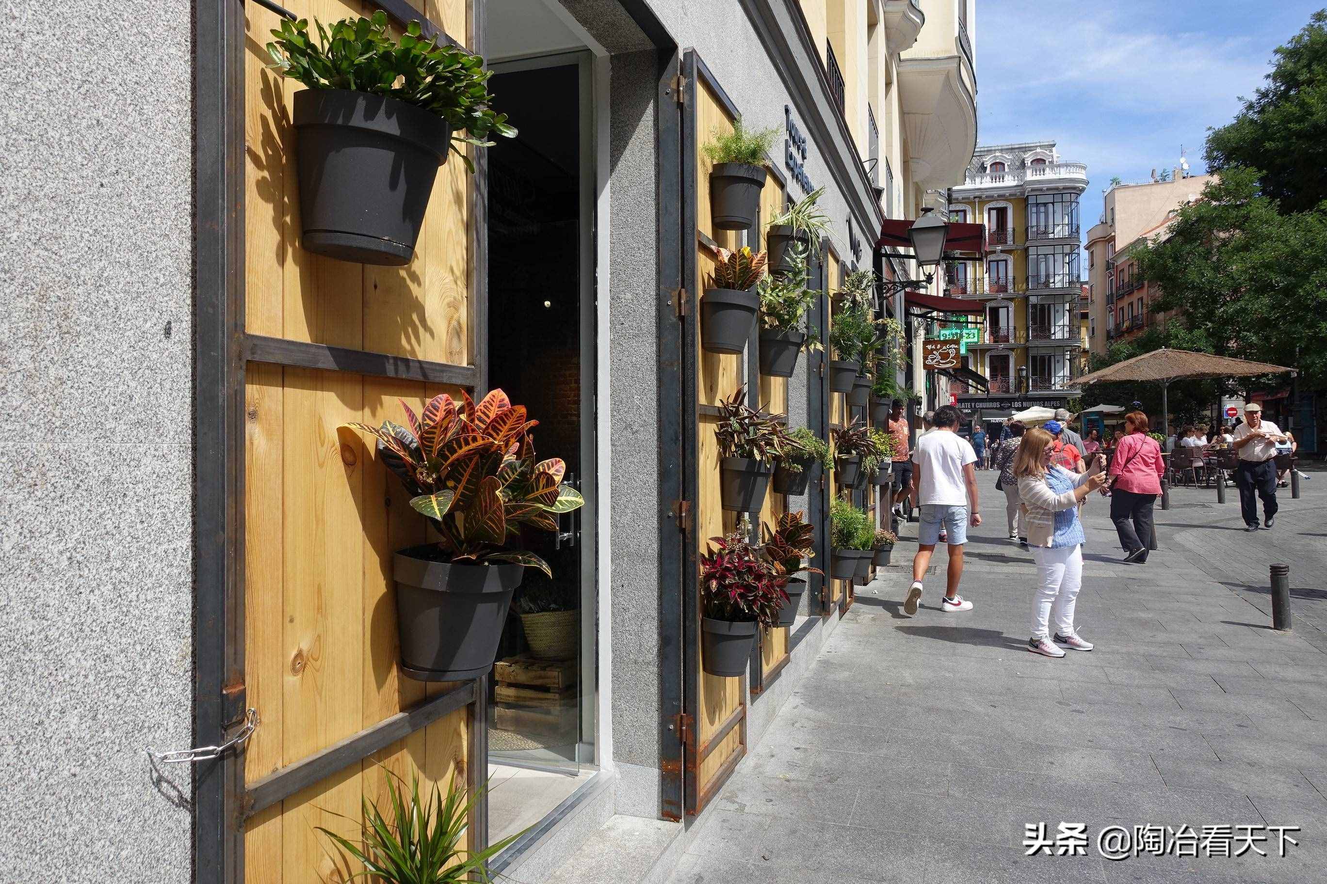 西班牙首都马德里阳光灿烂，风景宜人，最适合漫步游览