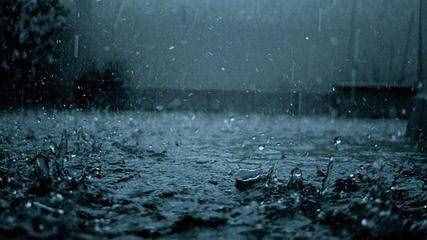 雨夜听雨唯美句子，深夜下雨睡不着的说说