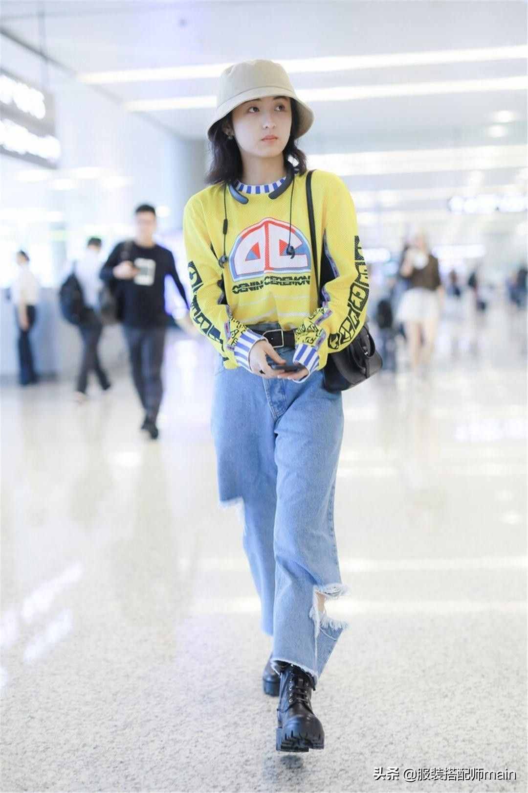 溜肩女孩不要慌，学会这4个穿衣技巧，气质拿捏得死死的