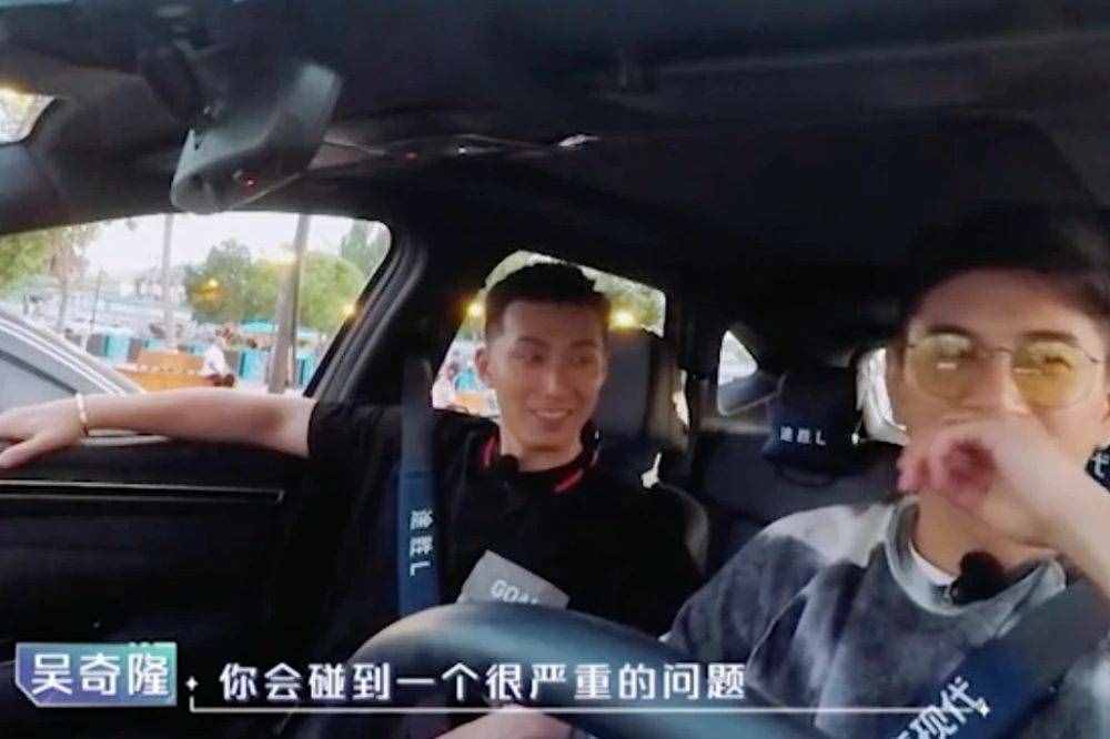 吴奇隆自曝每天接儿子上下学，49岁老来得子太宠溺，调侃窦骁以后也这样