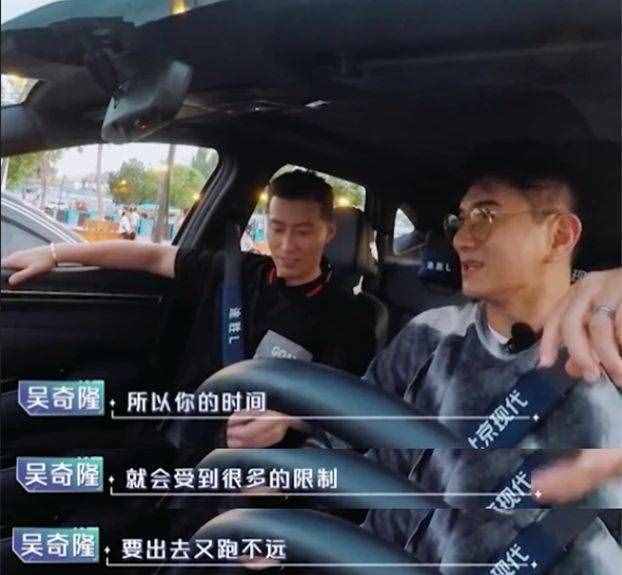 吴奇隆自曝每天接儿子上下学，49岁老来得子太宠溺，调侃窦骁以后也这样
