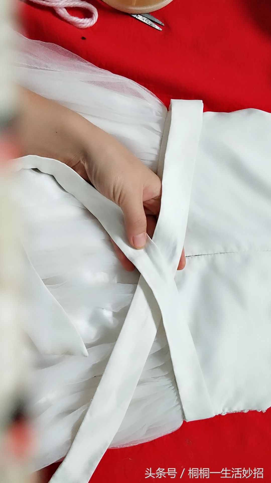 腰部蝴蝶结这样系，好看板正不易散哦