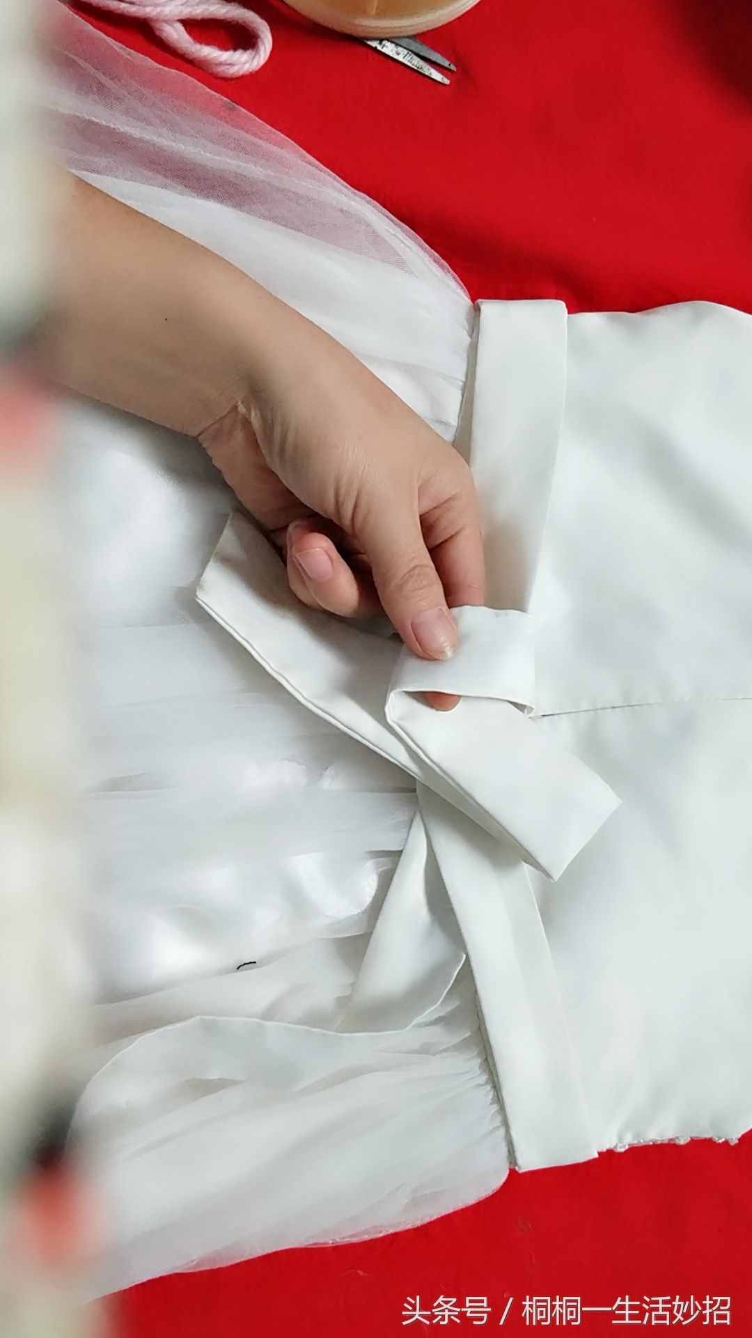 腰部蝴蝶结这样系，好看板正不易散哦
