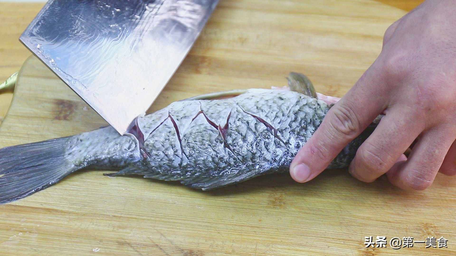 鲫鱼炖豆腐如何做汤白味鲜？学会2个小技巧，汤鲜不腥不破皮