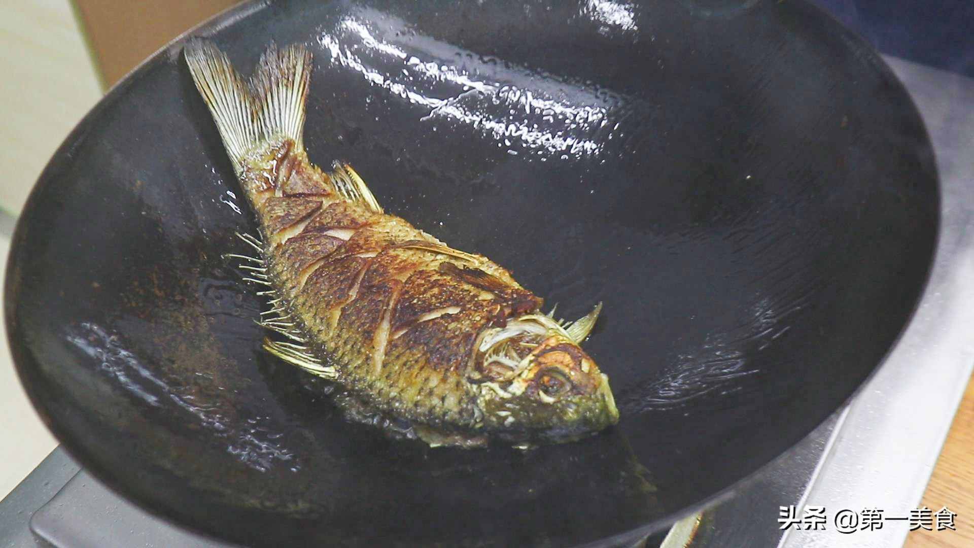 鲫鱼炖豆腐如何做汤白味鲜？学会2个小技巧，汤鲜不腥不破皮
