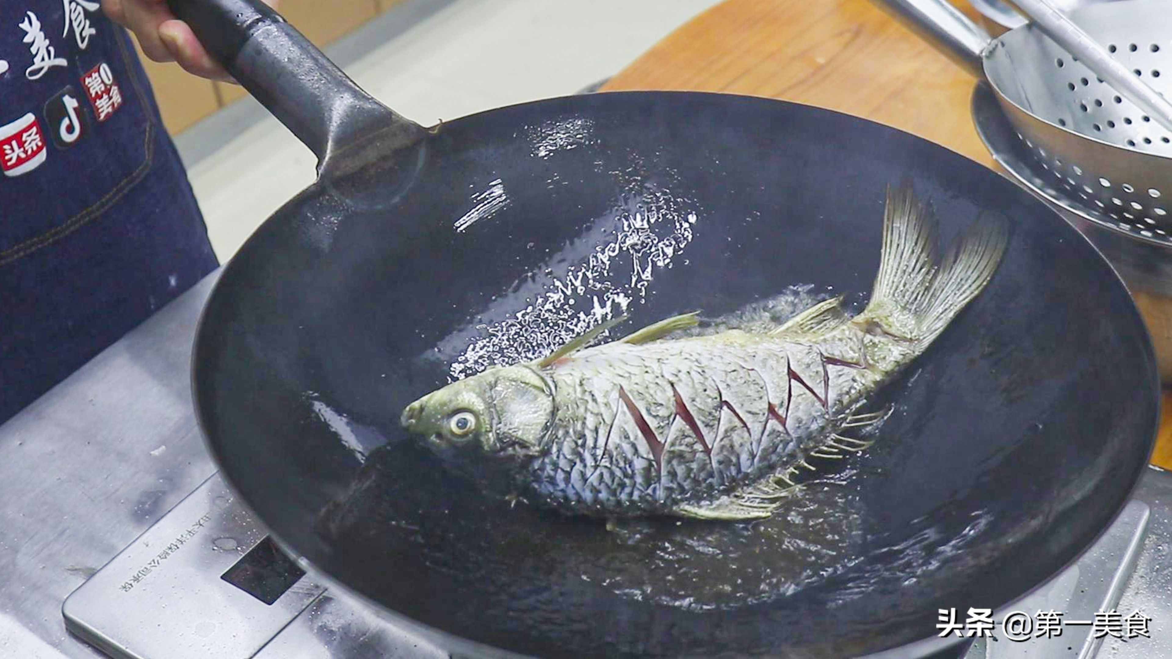 鲫鱼炖豆腐如何做汤白味鲜？学会2个小技巧，汤鲜不腥不破皮