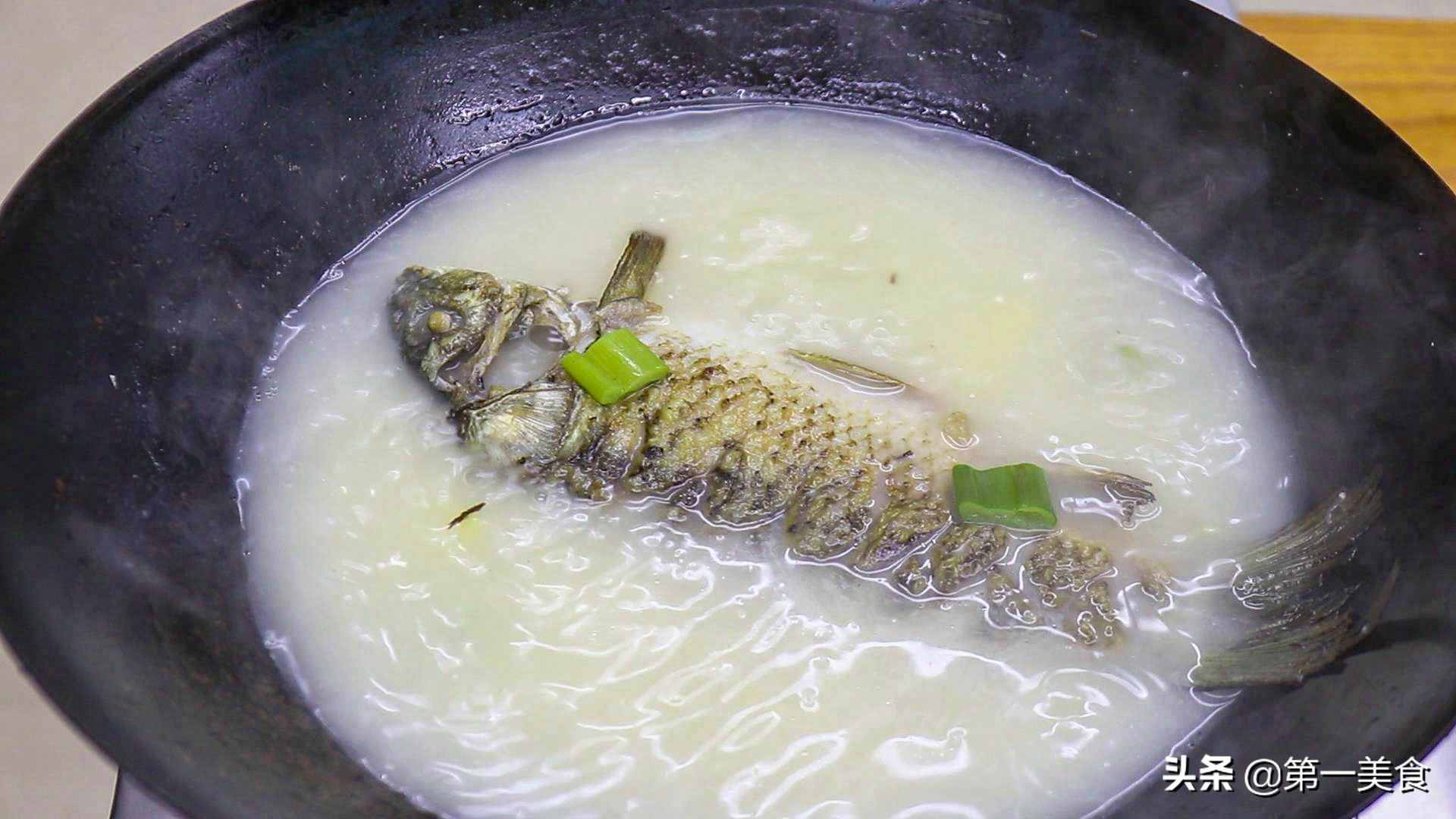 鲫鱼炖豆腐如何做汤白味鲜？学会2个小技巧，汤鲜不腥不破皮
