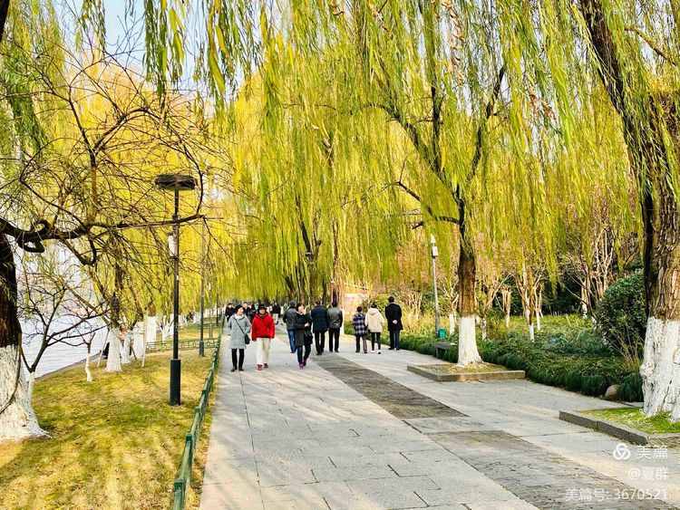 欣赏杭州西湖美景，听听关于西湖的优美传说和民间故事