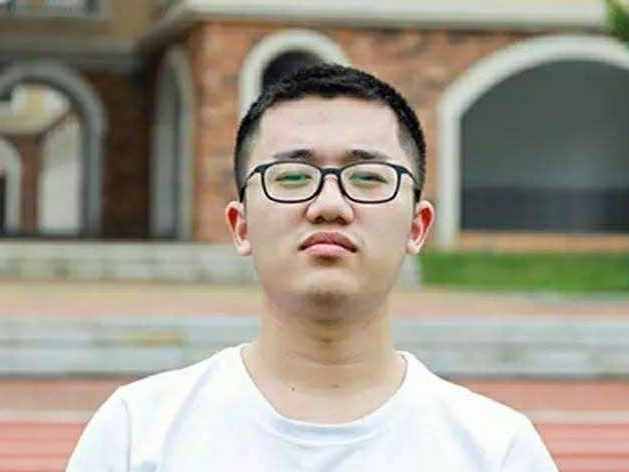 湖南状元高考16岁考入北大，大三退学复读考清华，却被称985废物