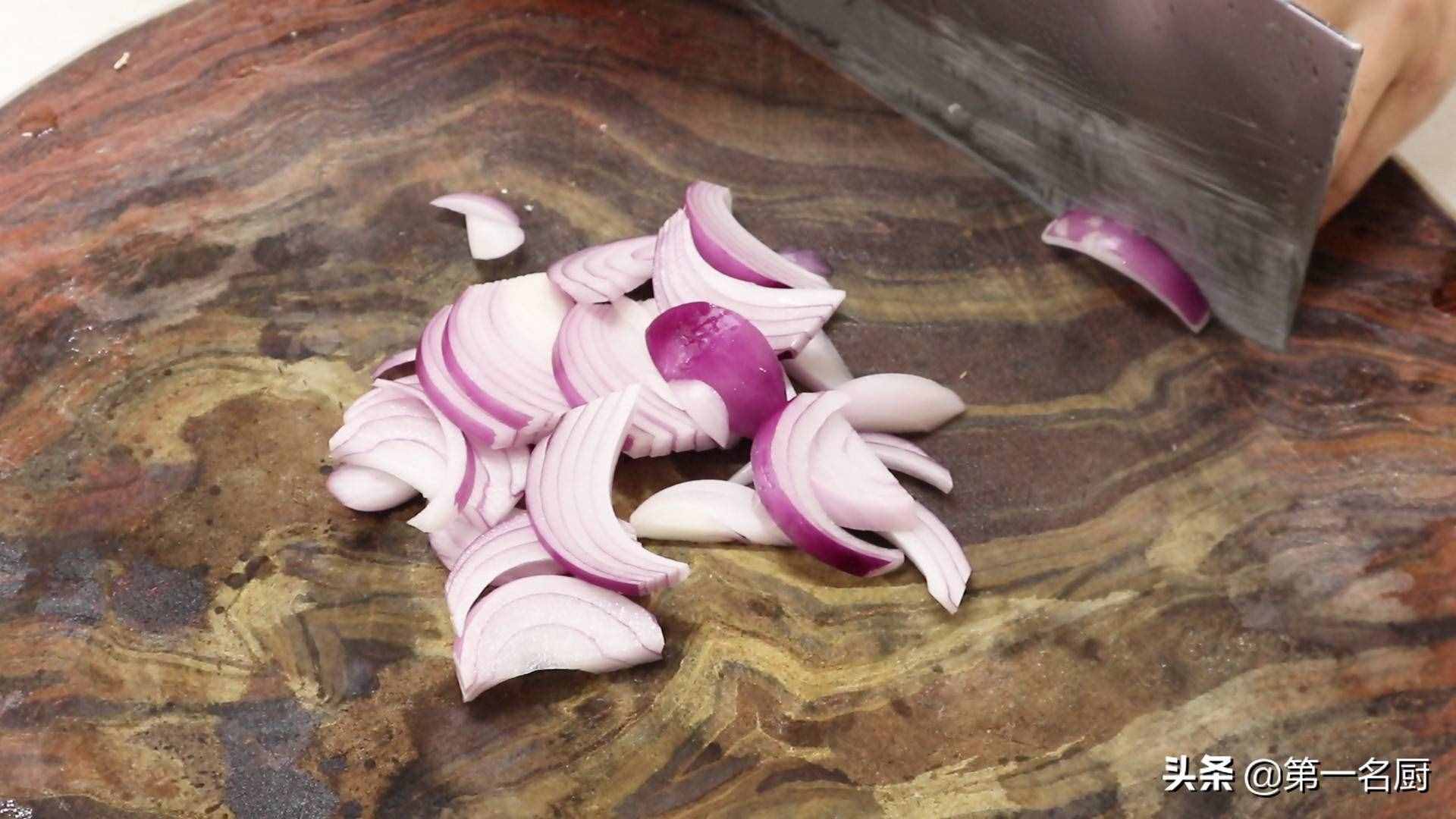 水煮牛肉想要做得好吃，要记住关键这一步，麻辣醇香，滑嫩不柴