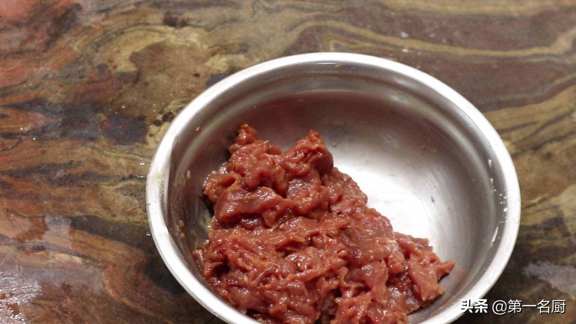 水煮牛肉想要做得好吃，要记住关键这一步，麻辣醇香，滑嫩不柴
