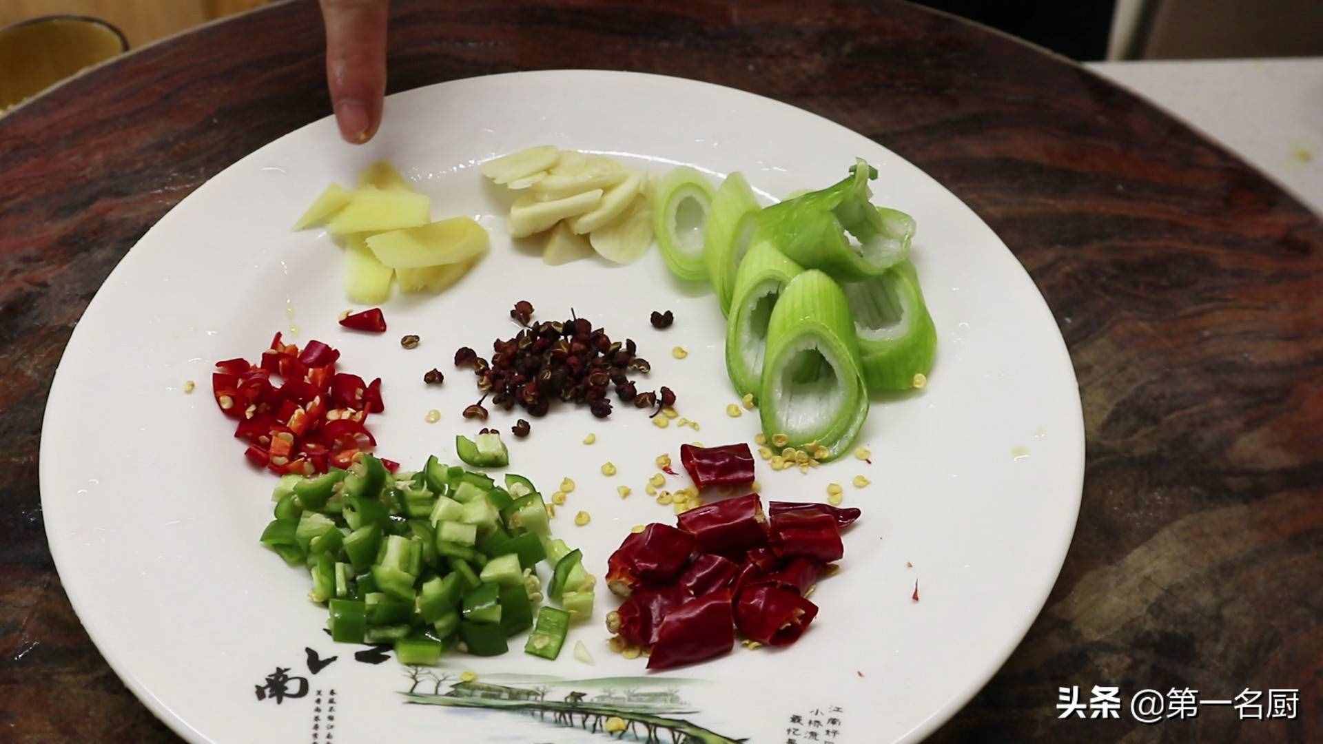 水煮牛肉想要做得好吃，要记住关键这一步，麻辣醇香，滑嫩不柴