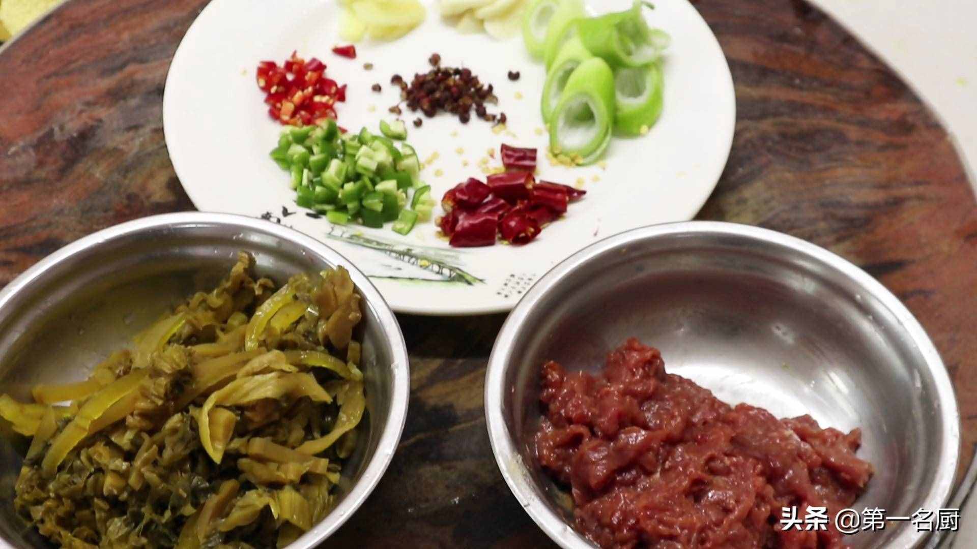 水煮牛肉想要做得好吃，要记住关键这一步，麻辣醇香，滑嫩不柴