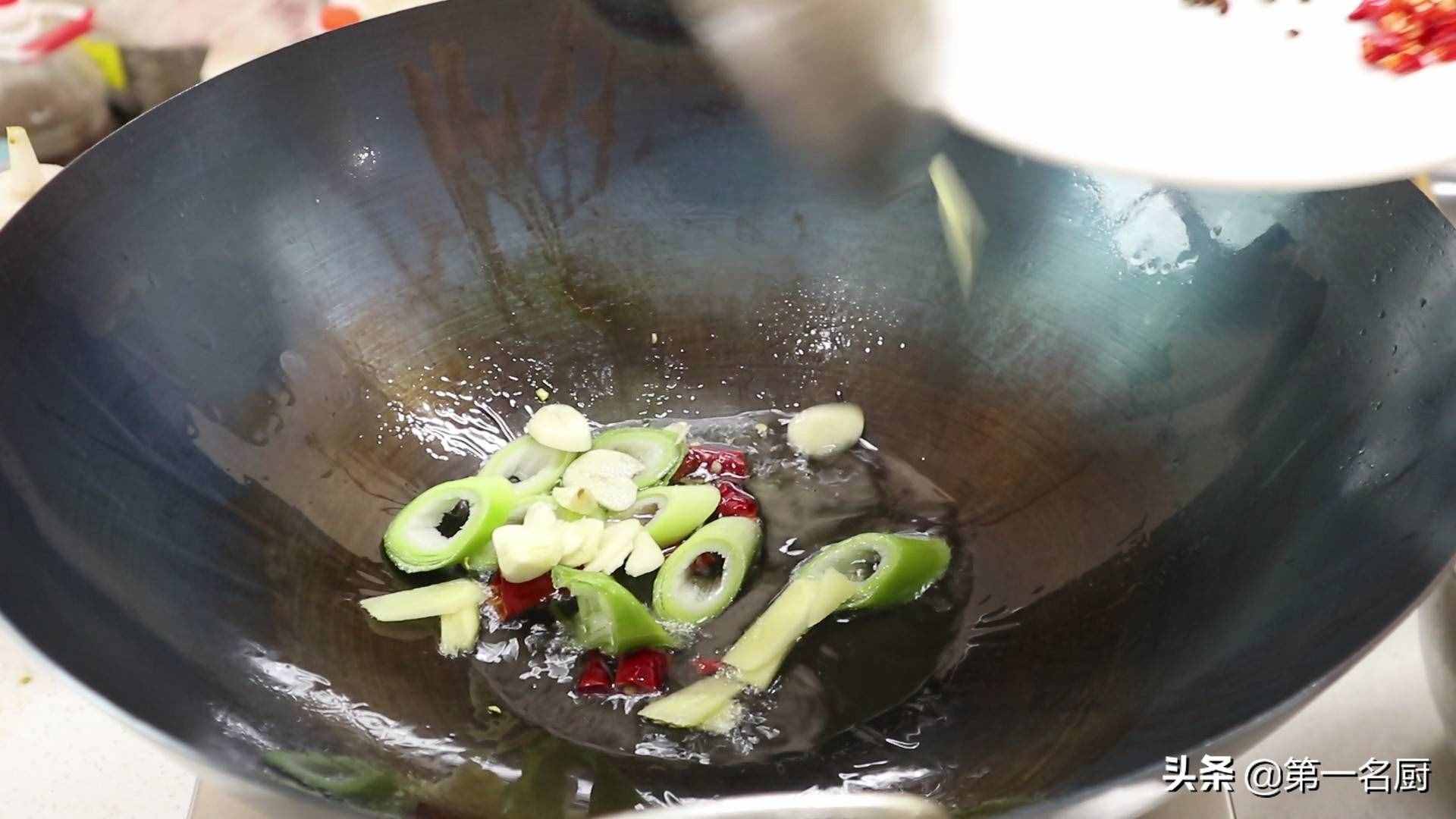 水煮牛肉想要做得好吃，要记住关键这一步，麻辣醇香，滑嫩不柴