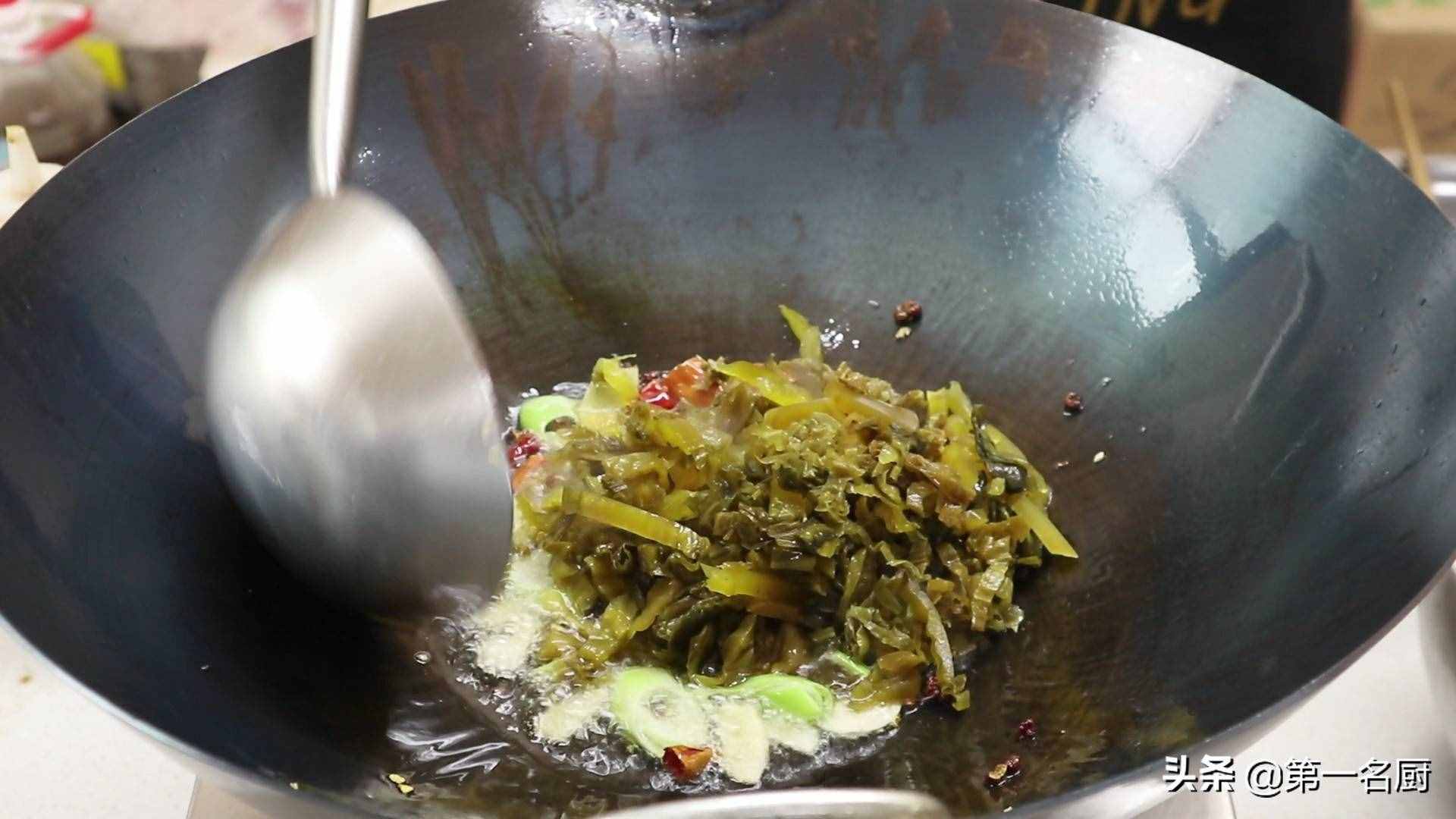水煮牛肉想要做得好吃，要记住关键这一步，麻辣醇香，滑嫩不柴