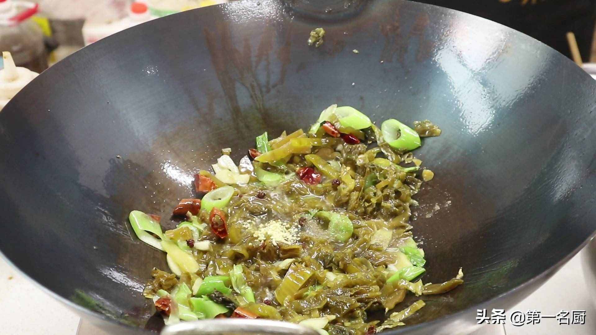 水煮牛肉想要做得好吃，要记住关键这一步，麻辣醇香，滑嫩不柴