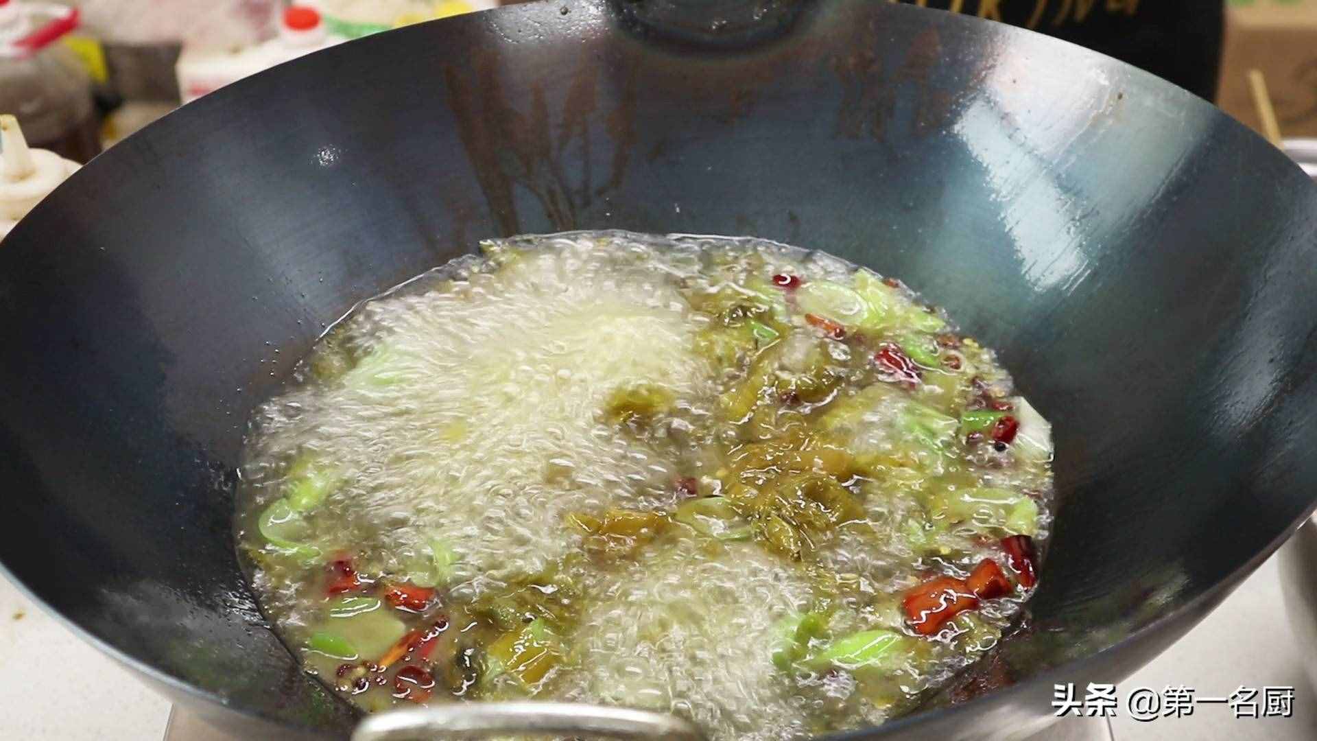 水煮牛肉想要做得好吃，要记住关键这一步，麻辣醇香，滑嫩不柴