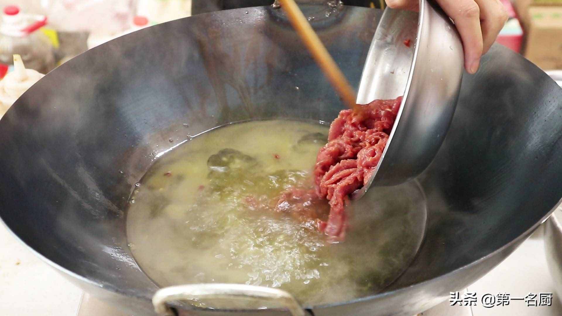 水煮牛肉想要做得好吃，要记住关键这一步，麻辣醇香，滑嫩不柴