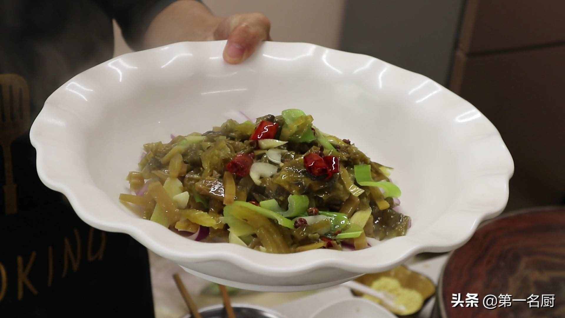水煮牛肉想要做得好吃，要记住关键这一步，麻辣醇香，滑嫩不柴