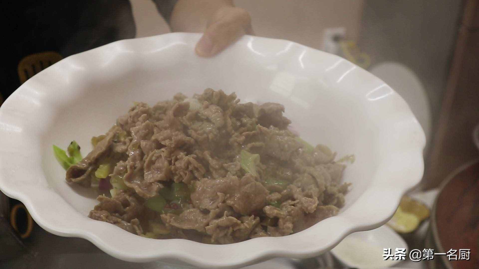 水煮牛肉想要做得好吃，要记住关键这一步，麻辣醇香，滑嫩不柴